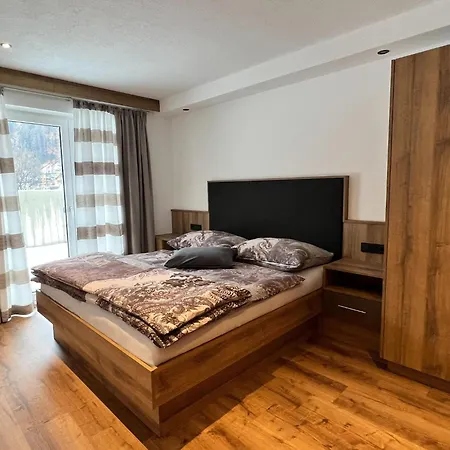 In Near Lifts, Cleaning Included Apartment *