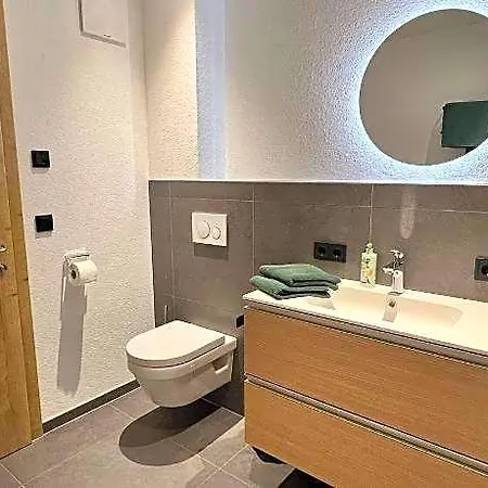 In Near Lifts, Cleaning Included Apartment *