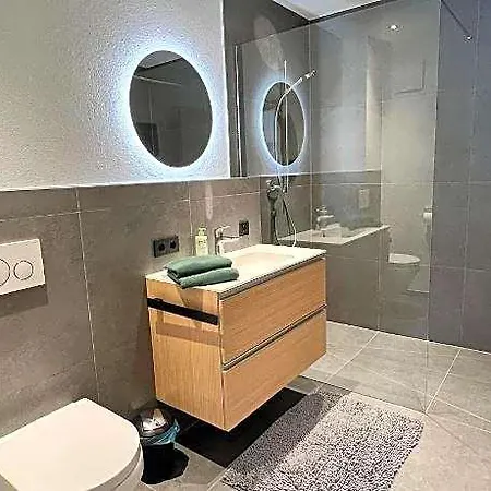In Near Lifts, Cleaning Included Apartman