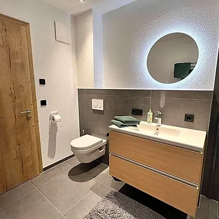 Apartman In Near Lifts, Cleaning Included