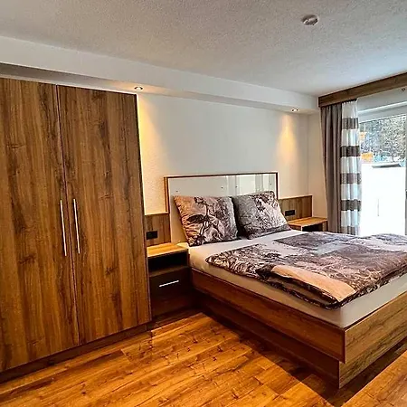In Near Lifts, Cleaning Included Apartman